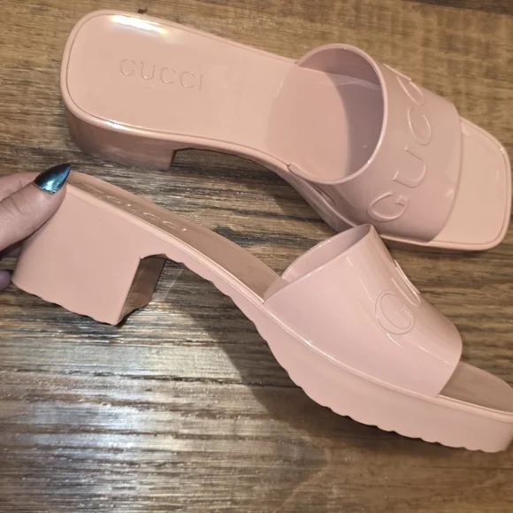 Gucci Women's Pink Slide Sandals - Picture 2 of 5
